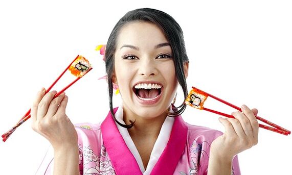 jente som holder sushi for japansk kosthold