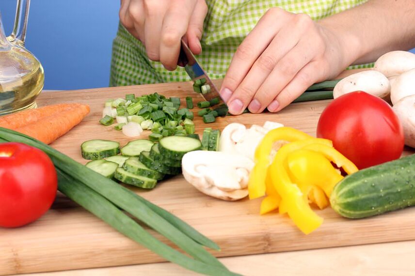 Forbereder grønnsakssalat for Cruise-stadiet av Dukan-dietten