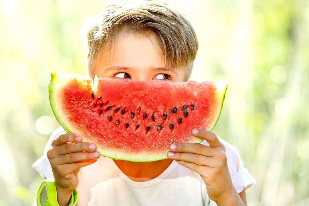 barn spiser vannmelon